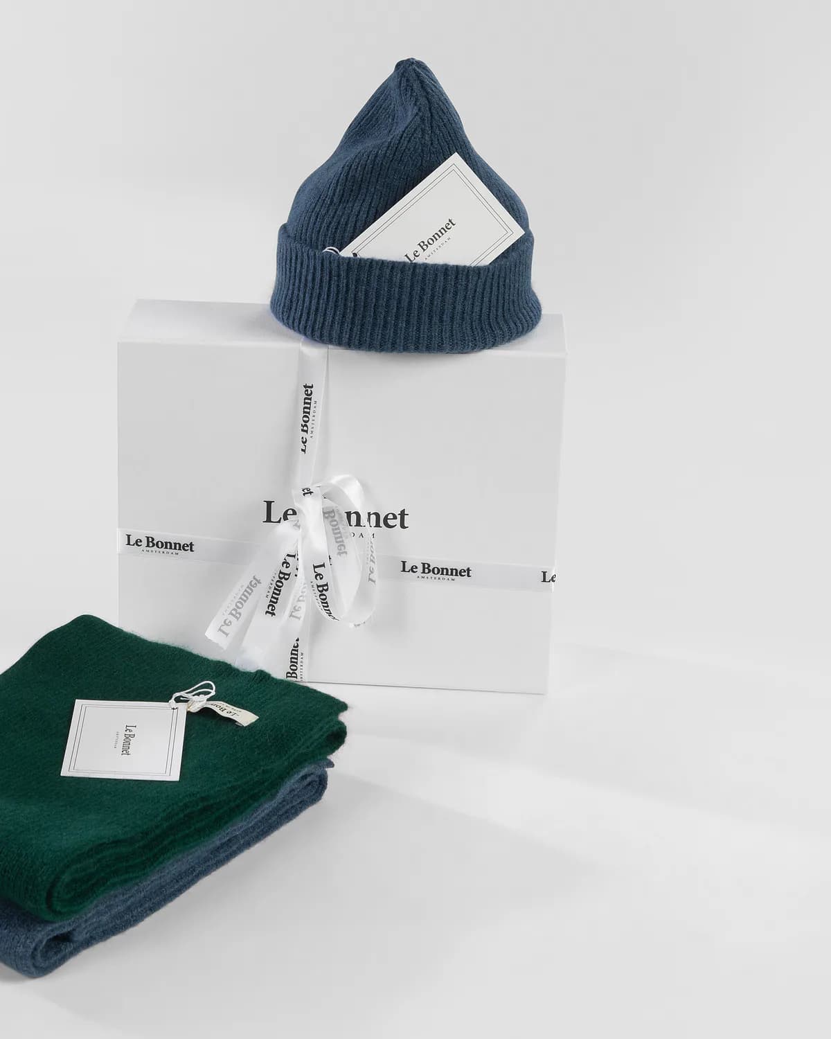 Le Bonnet Strickwaren mit Geschenkboxen und Schleifenband der Marke