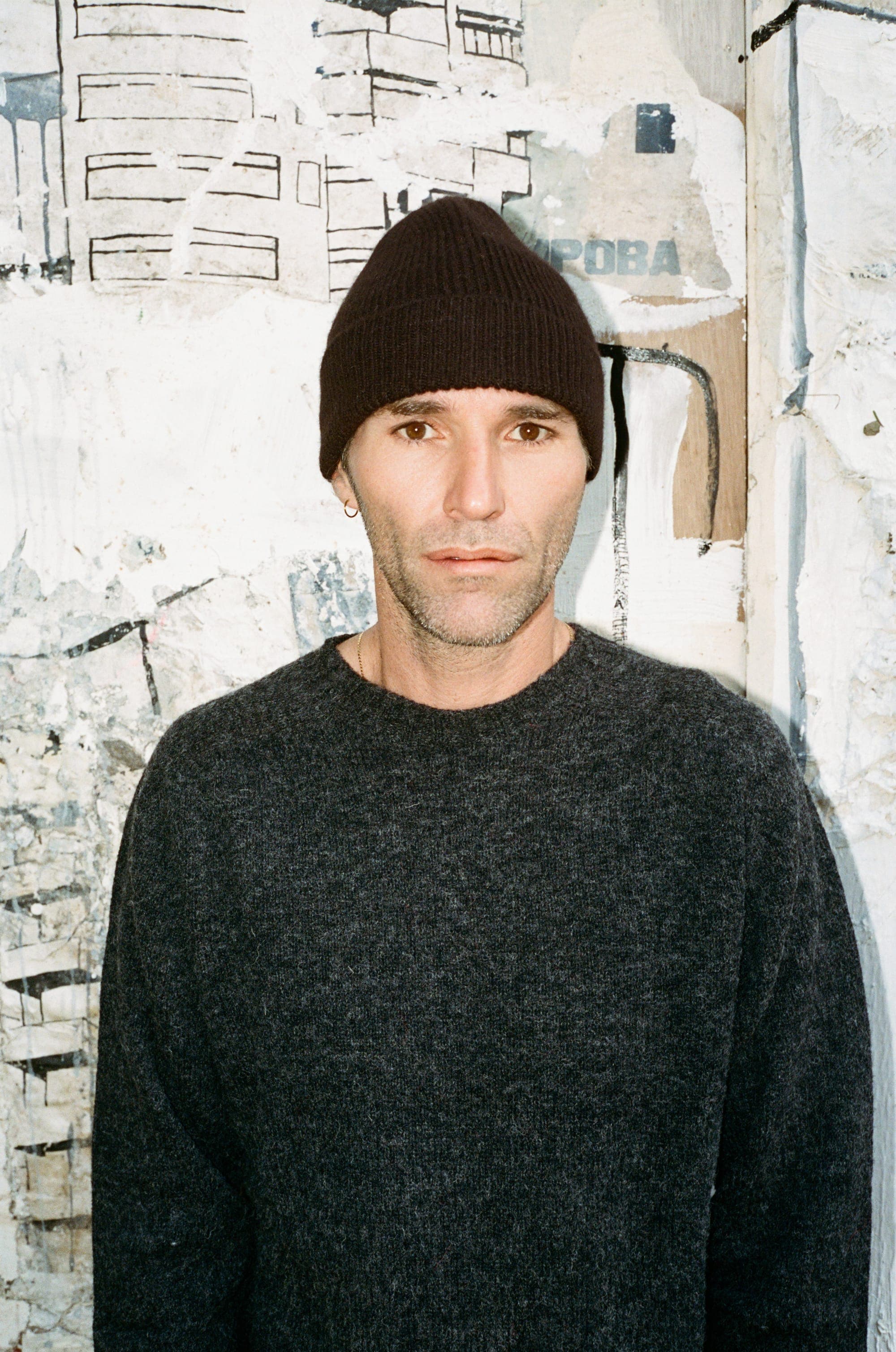 Aldo van den Broek trägt den Crewneck in Graphite und den Classic Beanie in Espresso
