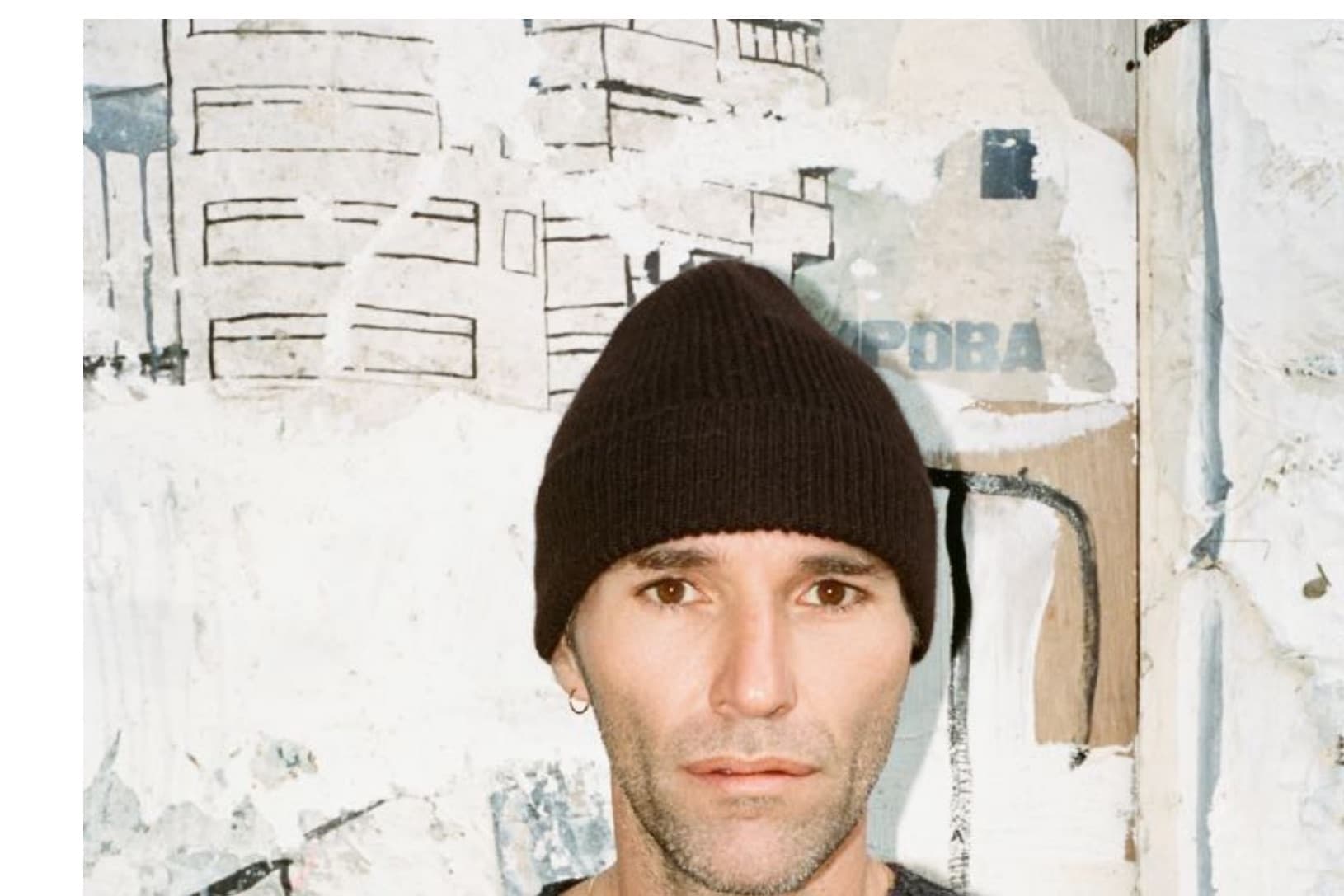 Aldo van den Broek trägt den Crewneck in Graphite und den Classic Beanie in Espresso