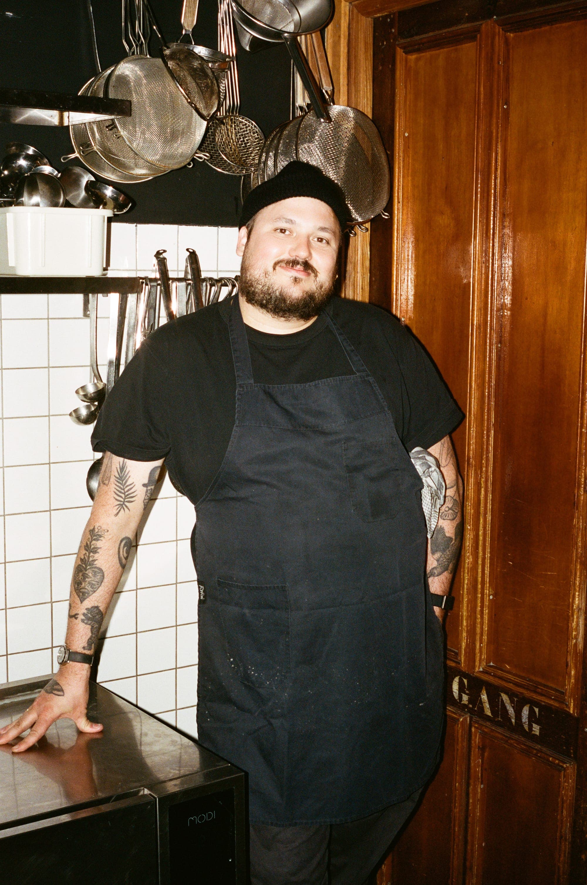 Benny Blisto trägt die Beanie in Onyx