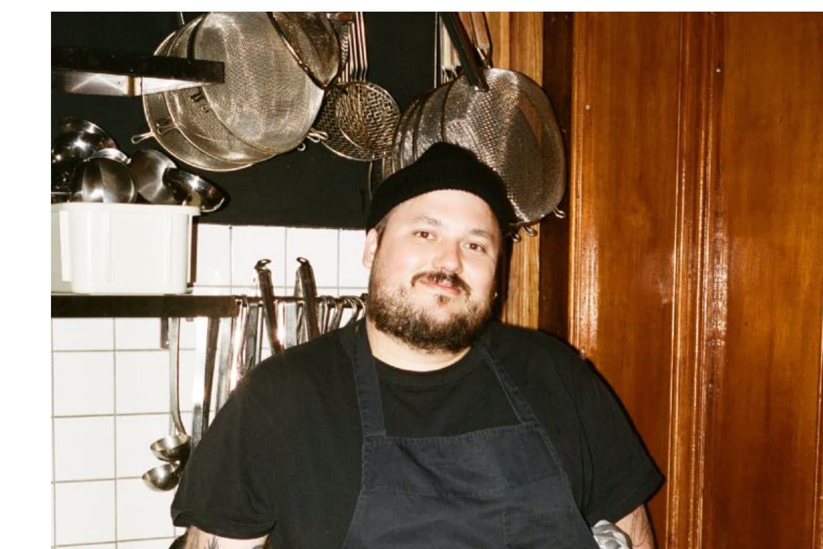 Benny Blisto trägt die Beanie in Onyx