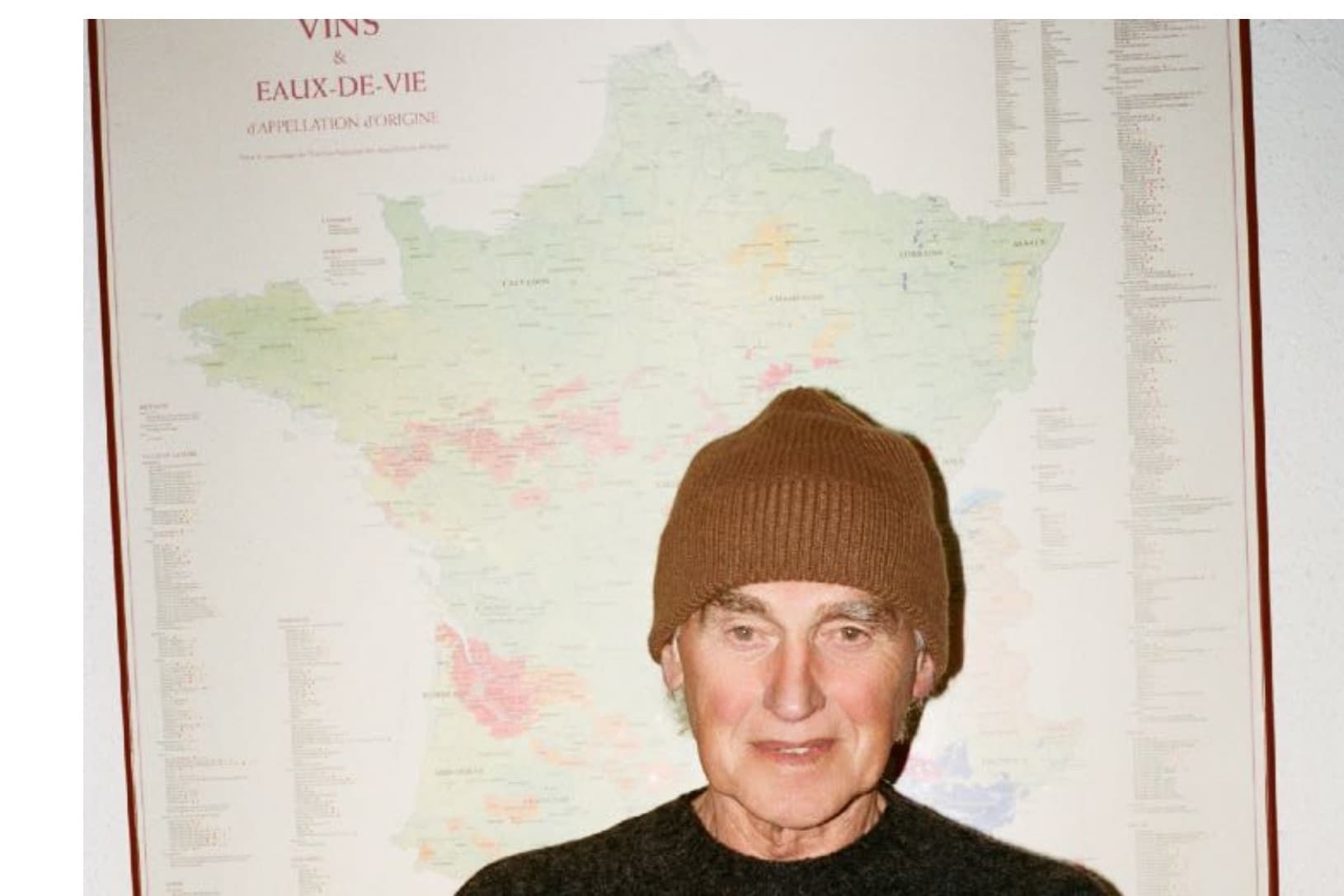 Sjaak Nan trägt den Crewneck in Graphite und den Classic Beanie in Walnut