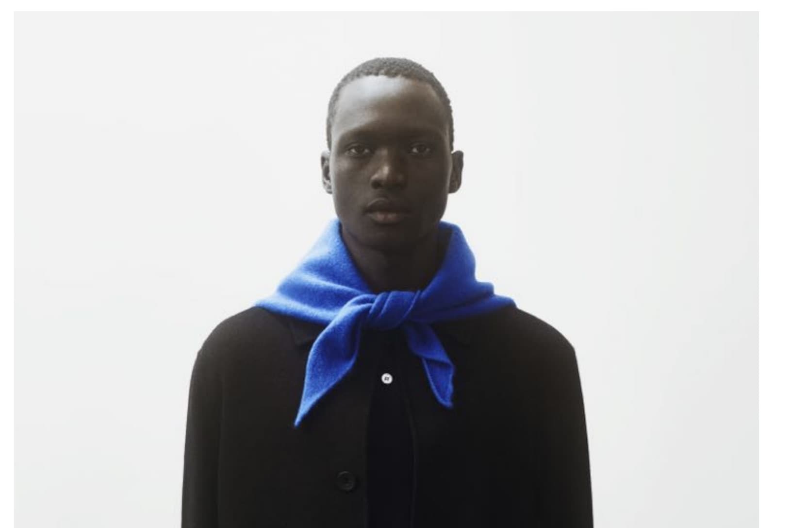 Hakim Pietro trägt das Bandana in Royal Azure