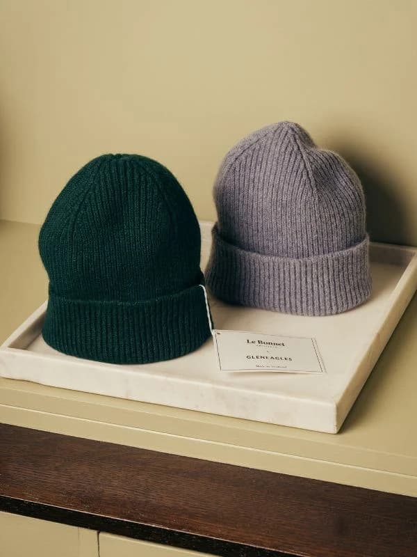 Twee beanies uit de samenwerking van Le Bonnet en Gleneagles in de feestelijke cadeaugids van Gleneagles