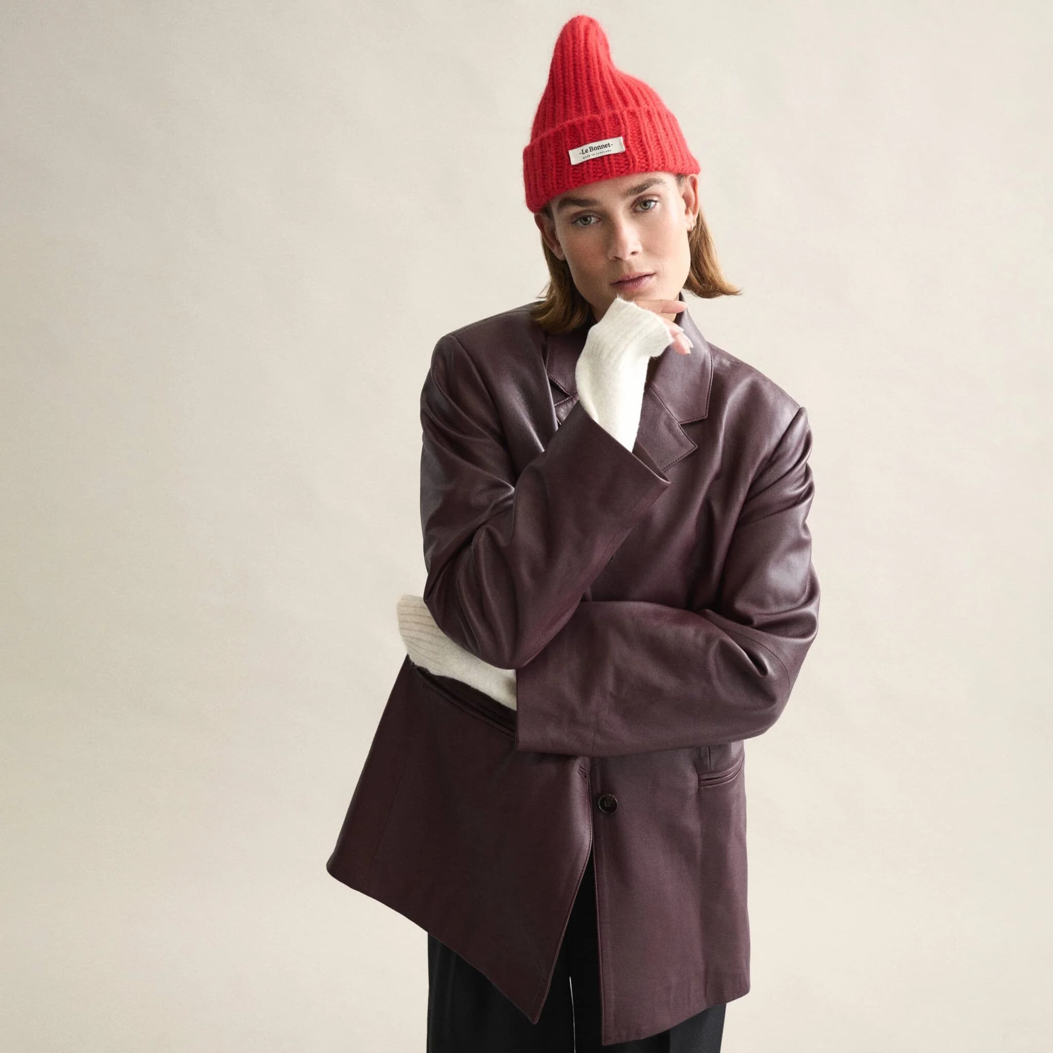 Model met de Crimson Beanie van Le Bonnet uit de Gift Guide 2025 van Harper’s Bazaar Germany